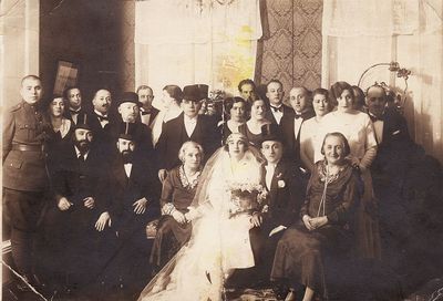 Wedding picture - probably Vigdortschik/Leibo ?
Left to right.
Sitting: Kantor Josef Gurevitsch, Rabbi Aba Gomer, ?, Anna Meri Vigdortschik (Leibo)?, Wulf Vigdortschik?, 
Standing: Jehuda Leibo, ?, ?, Max Abramson, ?, Tsilla Abramson (Goldberg),
Keywords: [V]