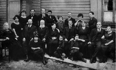 Hoff family. See same picture here http://muuseum.jewish.ee/Gallery1/displayimage.php?pid=2441
The girl standing in the middle - Lina Hoff (Maisel), at left from Lina stands her brother Konstantin (Konzi) Maisel.
Sitting IV from right - Jacob Maisel and III from right his wife Rebekka Maisel (Josselov). Before them I from right is their daughter Ester Kamuscher (Maisel).
