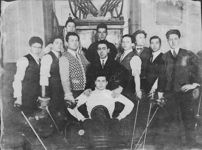 Maccabi Tartu fencing team - 1924
In the middle: trainer H. Dobruschkes, sitting: Abram Kropman, left from Dobruschkes Elimelech Bakscht 
