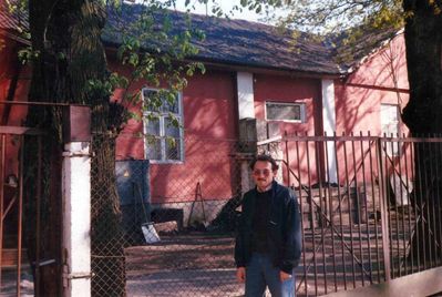 Gennady Gramberg in front of the Tallinn synagogue. May 1990.
Keywords: [Religioin]