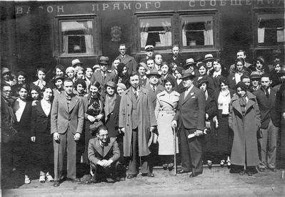 Unknown group in Riga ?
Could be Bialik society theater group.
At bottom at right - Kolja Blum, left from him - Bekka Frischer ?
On top at far right - Vera Glosman, left from her - Vera Biek?
In the miidle with hat - Margolin?
At top at right - Haim Kitt, down from Kitt (over one half face) - Rosa Melamed
Keywords: [unknown]