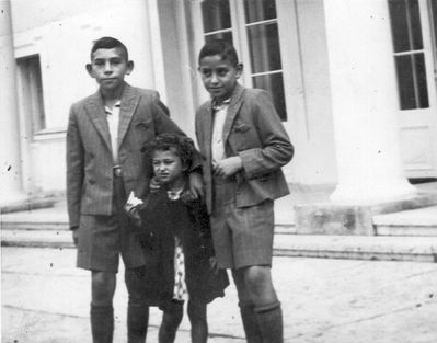 Strasch, Blum children
Left to righ: Salman (Sali) Strasch, Ranja Manoim (Blum),  Samuil (Mulli) Strasch
