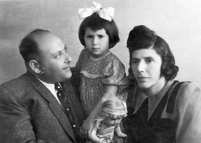 Jakobson family
Boris Jakobson, Hanna Jakobson, Fruma Jakobson (Manoim)
