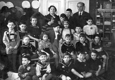 Tallinn - 1940. Jewish kindergarten 1940
Left to right.
Top: Fanny Dubovski, Schlomo Aronovitsch, ?, Efraim Rochlin
II row from top (standing): Gabi Manoim, Faivi Kljutschik, Ruth Ring, Lia Rogovski, Vulf Umov, Lia Lurje (Saks), Abi Hasin, Slomka
II row from bottom (sitting): ?, Ranja Manoim (Blium), Gabi Piel, Benno Haitin, ?
At bottom: ?, Isak Beilinson, Nata Ring, Bubi Goldmann, Lea Goldmann
