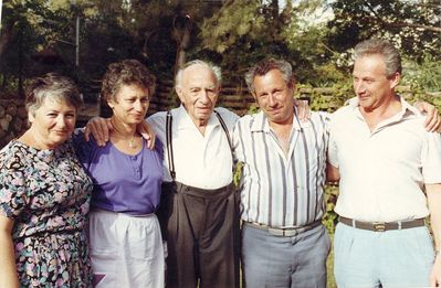Hasak, Manoim, Tel-Aviv, 1987
Left to right: Atida Manoim (Furmanski), Ranja Manoim (Blum), Abram (Ami) Hasak, Gabi Manoim, Elchanan (Eli) Manoim
Keywords: [H]