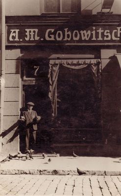 Gabovitsch (Gobovitsch) Abram in front of his shoe shop at Viru str.  30/7/1935  
Keywords: [G]
