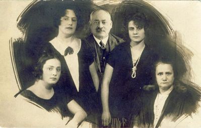 Gelb family. 1925, Tartu
Left to right: Elena Gelb (1903-1977), Vera Skoblov (Gelb) (1898-1938), Israel Gelb (1862-1941), Ljubov Gelb (1900-1975), Maria Gelb (Malach) (1874-1938).

Missing Michail, who died in 1918
