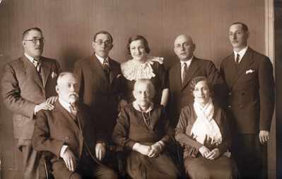 Ginsburg and Strasch
Left to right.
Standing: Simon Ginsburg (1903-1973), Moissei Ginsburg (1898-1951), Sara Ginsburg (?) (1909-1978), David Ginsburg (1890-1941 [img]http://muuseum.jewish.ee/md.gif[/img]), Abram Strasch (1883-?)
Sitting: Wulf Ginsburg (1863-1938), Musja Ginsburg (Levenpol) (1869-1933), Anna Strasch (Ginsburg) (1896-?)
