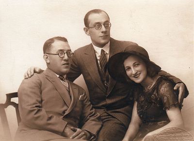 Ginsburg family
Left to right: Simon Ginsburg, Moissei and Sara Ginsburg
