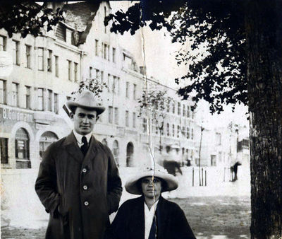 Goldmann Ber.  Estonia pst. 13, Tallinn. The people are not known.
