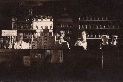Imjanitov. Pharmacy of Gustav (Eliakim Hazel) Imjanitov. 1916
Keywords: [business]