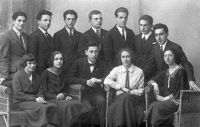 Maccabi Tartu vaad (board) 1924/1925
Left to right.
Standing: T. Furmanski, Benno Epstein, Shura Sverdlov, Zvi Kamenovski, Haim Ring, Zonja Selmanovitsch, Herman Dobruschkes
Sitting: Zelma Passov, ?, Josef Goldberg, Pesja Kruskal, ? 
