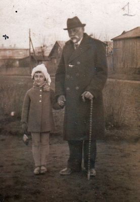 Hatskelevitsch Moses  (1866-1941?) with ?
Dental technician
