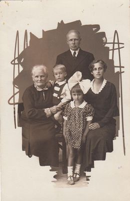 Peterson family. 1935. Petseri.
Left to right: Vilgemine Peterson with Leo Peterson, Voldemar Peterson, Haja Cherna Peterson (Lindenbraten) with Ia Prager (Peterson) 
