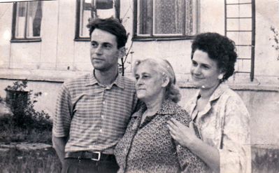 Peterson family. 1959. Tallinn
Leo Peterson, Haja Cherna Peterson (Lindenbraten), Ia Prager (Peterson).
