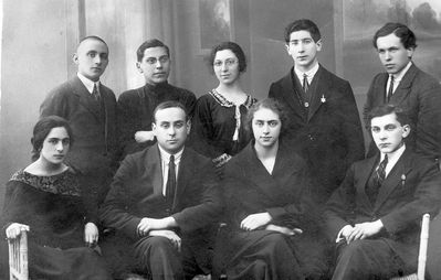 Vaad (Board) of Thia 1924 I sem.
Left to right.
Standing: ?, A. Jakobson, ?, ?, ?
Sitting: ?, Pecker, Pesja Kruskal, ? 
