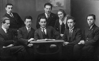  Vaad (Board) Studenten Kasse 1924 I sem.
Left to right.
Standing: Schmuel (Sami) Goldberg, Boris Kropman, Pesja Kruskal
Sitting: Haim Ring, Boris Bakscht, Jacov Dobruschkes, Blum, Dr Jachnin

