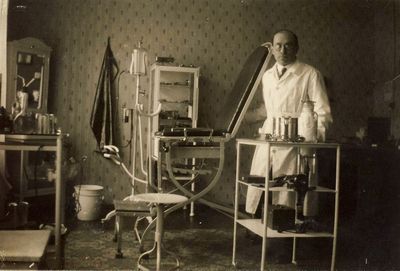 Rubanovitsch Josif (Jascha) (1895-1971). Venereologist.
in his cabinet at Pärnu mnt. 6 k. 41
