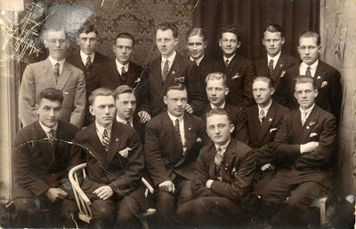 Pärnu Jalgpalli Klubi grupp 1928.
Ees: Herbert Ploom.
I reas vasakult: 1. [u]Salman Haitov[/u], 2. Saar, 3. Elmar Inno, 5. Härbi Karlson, 6. Johann Sarapik, 7. Mihkel Hendrikson.
Seisavad vasakult: 1. Gavrilov, 2. Ludvig Karotam, 3. Helmut Uibo, 4. Verner Ruberg, 5. Erich Karlson, 6. [u]Davit Krakusen[/u], 7. Johannes Tammann, 8. Joe Kivi
