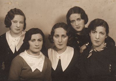 Katsin sisters with schoolmates?
Keywords: [uknown]