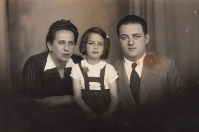 Geller
Rachel Geller (Judeikin) (1907-1966), Gita Geller, Emanuel Geller 
