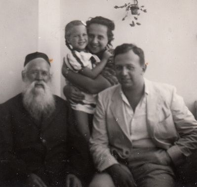 Judeikin, Gedvidzer
Left to right:  Haim Gedvidzer (?-1941), Rachel Geller (Judeikin) with Gita Geller, Emanuel Geller.   Gordon str. Tel-Aviv.
Keywords: [J]