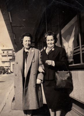 Dolly Leurs (Schulklepper) (left) and Regina (Gikka) Judeikin (Kljatschko)
Palestine.
Keywords: [S] [K]