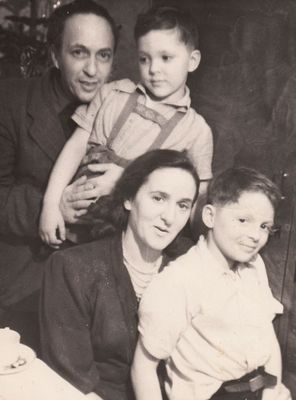 Katsev family. ~ 1952
Nochum-Leib (1906-1982), Boris (1944-1957), Frume (Dusja) (1913-1998) and Josep Katsev
