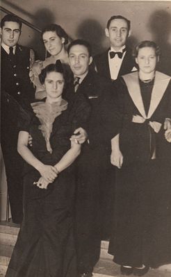 Katsin, Schocher, Katsev etc
Left to right. In front: Frume (Dusja) Katsev (Katsin), Nochum-Leib Katsev, ? (Katsin)
In the back: Zama Schocher (Sachar), Ester Paturski (Katsin), ? 
Keywords: [S]