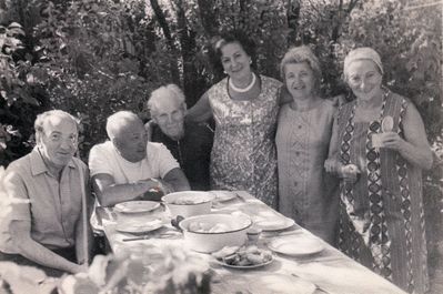 Roolaan, Patursky. Pedasaare 29.7.1972
Left to right: Harry Paturski, Nochem Katsev, Mart Roolaan, Ester Paturski (Katsin), ?, Broche Betsy Peenemaa (Katsin)
