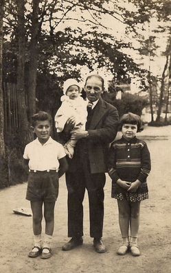 Jossef Maltinski (1869-1940) with grandchildren
Left to right: Leo Gens, Josef with Inna Gens, Mirjam Kolomoitsev
