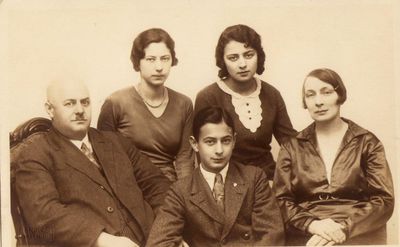 Gleser family. 1933.
Left to right: Josif Gleser, Ljuba Amitai (Vedernikov, nee Gleser), Etti Beilinson (Gleser), Berta Gleser (Gordon).
At bottom: Jacob (Janzi) Gleser
