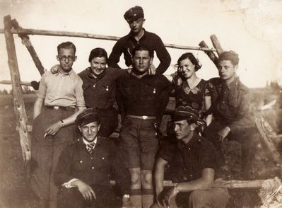 Hachshara of Beitarists.
Left to right: ?, Riva Kliksberg (Kaplan), David (Dodja) Bakscht, ?, Teffi Smolenski
Bottom: Teffi Majofes, Schura Sverdlov
