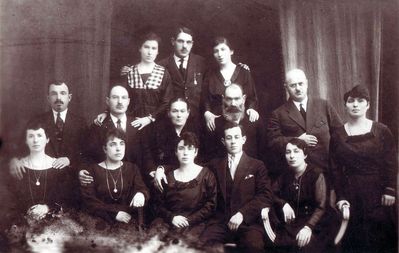  Gordon Gleser Turetski
Left to right.
Top row: ?, Gabriel Gordon, ?
Middle row: Abram Kaplan, Solomon Gordon, Liebe Male Gordon (Kaplun), Kopel Gordon, Josif Gleser, Lea Basja Vseviov (Beilinson)?
Bottom row: Anna Kaplan (Perzovski), Haja Gordon (Kaplan), Njuta (Hanna) Turetski (Gordon), Movscha Turetski, Berta Gleser 
