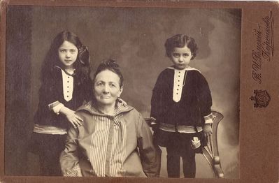 Gleser
Left to right: Liebe Male (Ljuba) Amitay (Gleser), Liebe Male Gleser (Kartun), Jette Beilinson (Gleser)
Keywords: [A] [B]