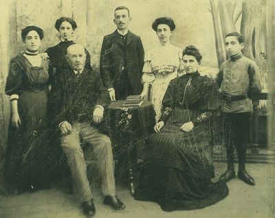Lasareff family
Left to right: ?, Ester, Elieser, ?, ?, Elieser's wife, ? 
