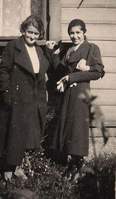 Lea (left) and Gina Hirschowitz (Hirschovitsch)

