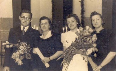 School graduation 1940.
Left to right: Leo Gens, Berta Gens (Maltinski), Mirjam Kolomoitsev, Anna Kolomoitsev (Maltinski)
Keywords: [M]