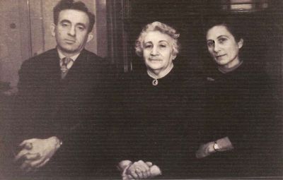 Braschinsky. 1963
Left to right: Lev Braschinsky (1923-2008), Anna Braschinsky (Kaplan) (1901-1963), Lia Braschinsky (Dolgushin)
