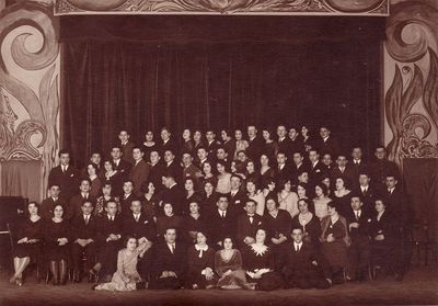 Hanoar group with guests
First row sitting - in the middle Hanoar leader Avraham Naveh (Neuschloss)
