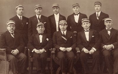 1933. The X Jubilee - 26.2.1933, Tartu
Left to right.
Standing: Mischa Bakscht,  Abram Kropman, Avraham Neuschloss, Levitin, ?
Sitting: Dr Samuil Polykovski, ?, Boris Kropman, Zvi Kamenovski, Mark Kolovsky.
