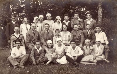Haluzim in Särevere mõis (end 1920's) - kvuzat Herzlia
Left to right.
Top row: ?, ?, Emma Jakobson, Riva Itzoch, Fanni Jakobson, ?, ?, Leo Aisenstadt, Abram Danzig?
Middle row: Boris Klompus, Max Klompus, ?, Isja Itzoch, Rosa Klompus, Hirsch Aisenstadt, Samuel Itzoch, Viktor Klompus
Bottom: L. Gurevitsch, Gerschanovitsch, Bluma Rubanovitsch (Gabovitsch), Jamima Rom (Gurevitsch), Jakov Gordon, ?, Anna Klas (Gurevitsch) 
