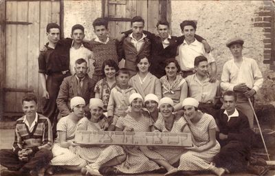 Haluzim in Särevere mõis in 1930 - kvuzat Herzlia
Left to right.
Top row: Israel Ben-Yehuda (Itzoch), ?, Viktor Kedem (Klompus), Leo Aisenstadt, ?, L. Gurevitsch
Middle row: Samuel Itzoch, Miriam Usvanski (Gabovitsch), ?, Monja Ljubarov (Bovschover), Tsipa Levin (Bovschover), Herman (Poiske) Meiertal, Asher (Osja) Ben-Shmuel (Itzoch)
Bottom row:  ?, Riva Itzoch, Bluma Gabovitsch (Rubanovitsch), Emma Jakobson, Jamima Rom (Gurevitsch), ?, Riva Spektor (Jakobson), Vova Klompus

