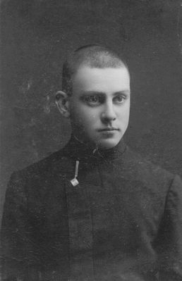 Michail Gelb (1892-1941 [img]http://muuseum.jewish.ee/md.gif[/img]).  13.5.1914, VI grade.  
