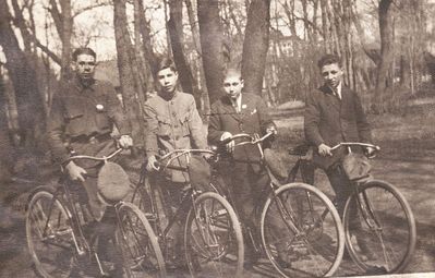 Pakkin, Brisk, Aronstam, Meiertal
Left to right: Ore (Oka) Pakkin, S. Brisk, M. Aronstam, Isak Meiertal 
Keywords: [M] [B] [A]