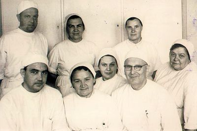 Pärnu city hospital (Gynaecology and birth department) staff.
Left to right. I row: V. Ester, Pogorelskaja, Reissaar, Grigori Gordon, Minna
II row: Johchen Permand, ?, Pedak
Keywords: [G] [P]