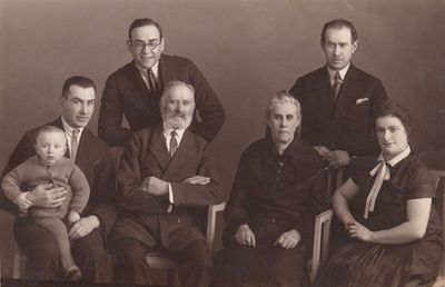 Pekker family. 18.4.1927. Võru.
Left to right: Jossef Pekker with Jona Pekker, Markus Pekker, Benjamin Pekker [img]http://muuseum.jewish.ee/md.gif[/img], Scheva Pekker (Kagan) [img]http://muuseum.jewish.ee/md.gif[/img], Meir Pekker, Rebekka Pekker (Jossif's wife from Liepaja)
