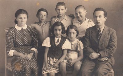 Võru - 1938. Jewish matters teacher from Tartu with Võru children. ~1938
Left to right: Baja (Bella) Kuschnerov, Ber?, Roha Sara Pekker, Haim Teitman [img]http://muuseum.jewish.ee/md.gif[/img]  , ?, ?, Teacher from Tartu.
Keywords: [unknown]