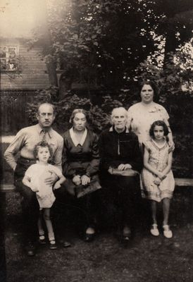 Pekker family. 27.7.1938
Left to right. Schulamit Pekker, Meir Pekker, Emma Saks (Slate's sister from Liepaja), Slate Pekker (Saks), Roha Sara Pekker
