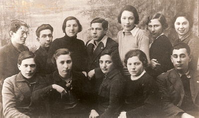 14.2.1936 Sangaste
From left to righ:
Sitting: Mosche (Musja) Schimschilevitsch, Bluma Passov (Schapiro), Njusa Passov, Raja Maisel, Israel Gordon
Standing: Benjamin Gordon (Gordin), Salman (Zama) Talmi (Vseviov), Libe Bell, Dov (Bernhard) Maisel, Dina Pats (Danzig), Frida Kon (Schats), Meri Gordon (Josselson)
